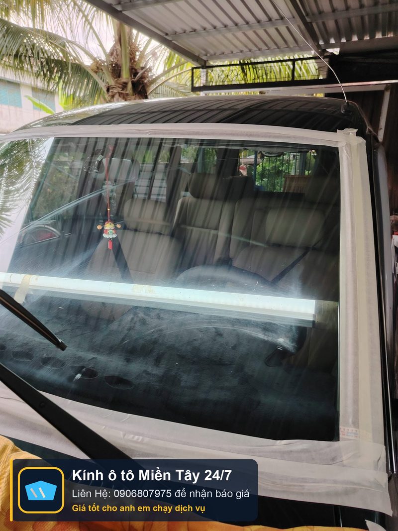 Đánh bóng, tẩy ố kính lái xe 7 chỗ – viền kính được dán băng keo bảo vệ