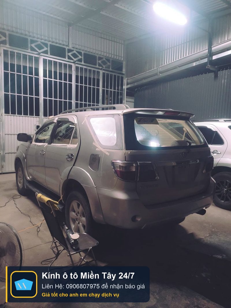 Đánh bóng, tẩy ố kính Toyota Fortuner buổi tối tại xưởng Kính Ô Tô Miền Tây