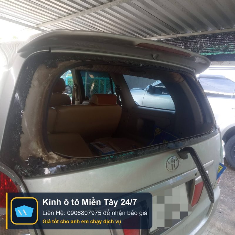 Kính hậu Toyota Innova bị vỡ vụn – cần thay kính sau mới