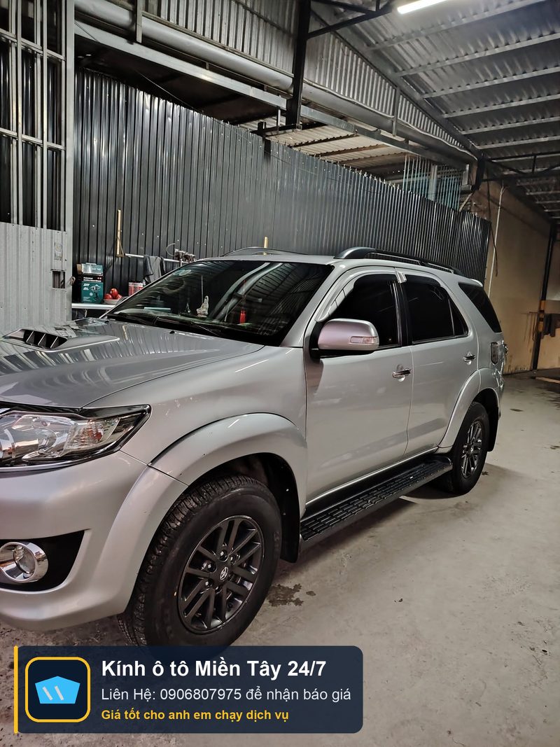 Toyota Fortuner hoàn thiện chăm sóc kính tại xưởng Kính Ô Tô Miền Tây