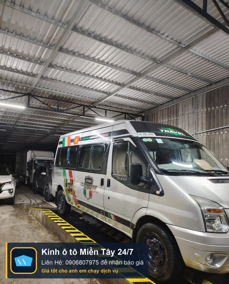 Xe khách Ford Transit limousine chạy dịch vụ tại xưởng Kính Ô Tô Miền Tây